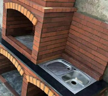 باربیکیو سنگی مجهز به پایه‌های قابل تنظیم