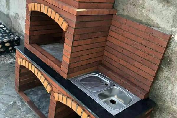 باربیکیو سنگی مجهز به پایههای قابل تنظیم